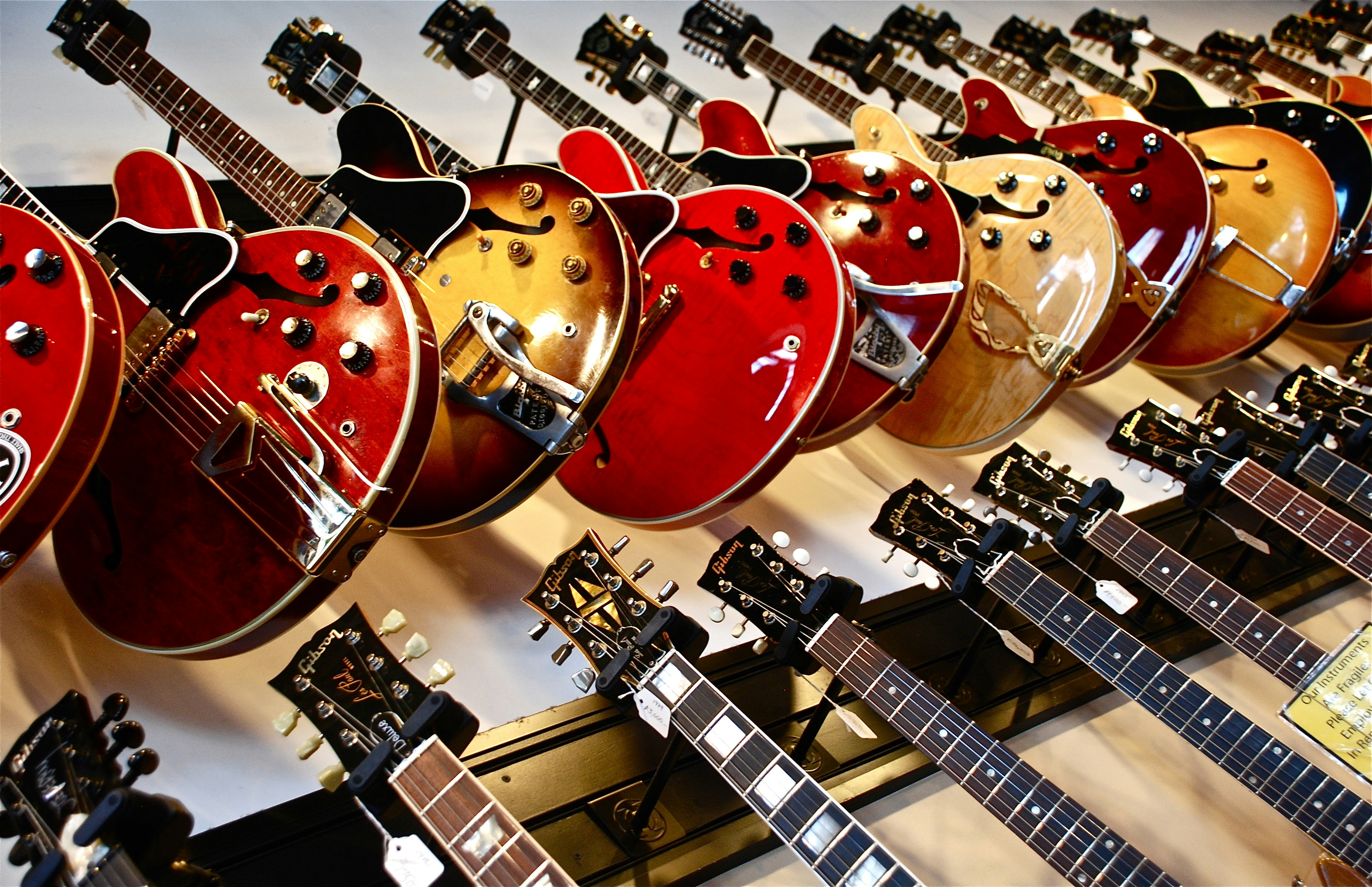 Een muziekwinkel met gitaren aan de muur